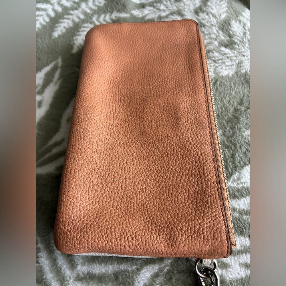 Coach White Pebbled Leather Wristlet with Coral Tag - Picture 7 of 13